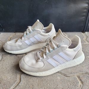 Adidas Women's Boost casual / running shoes, size 8.